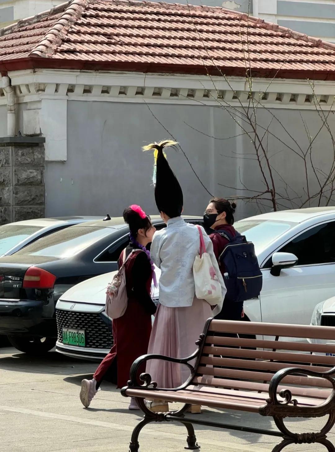 美女这发型太有个性了！好像在哪个影视剧中见过？