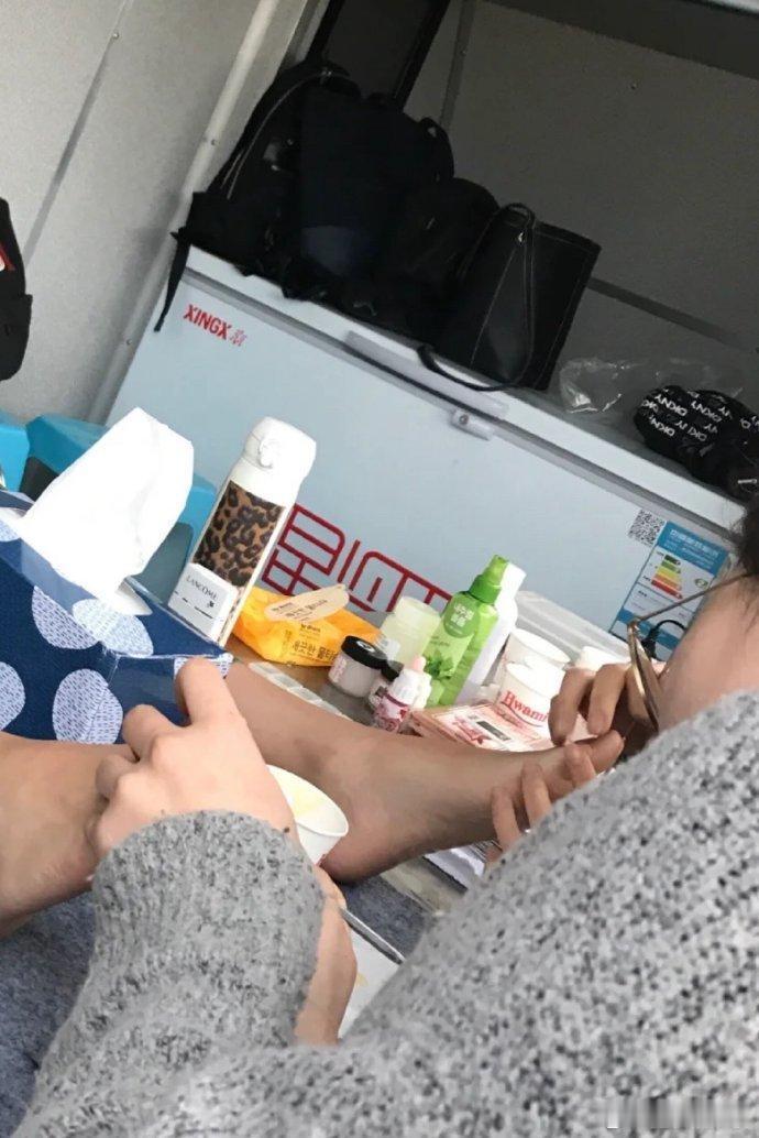 啊这？现在的演员连脚都需要化妆了？ 