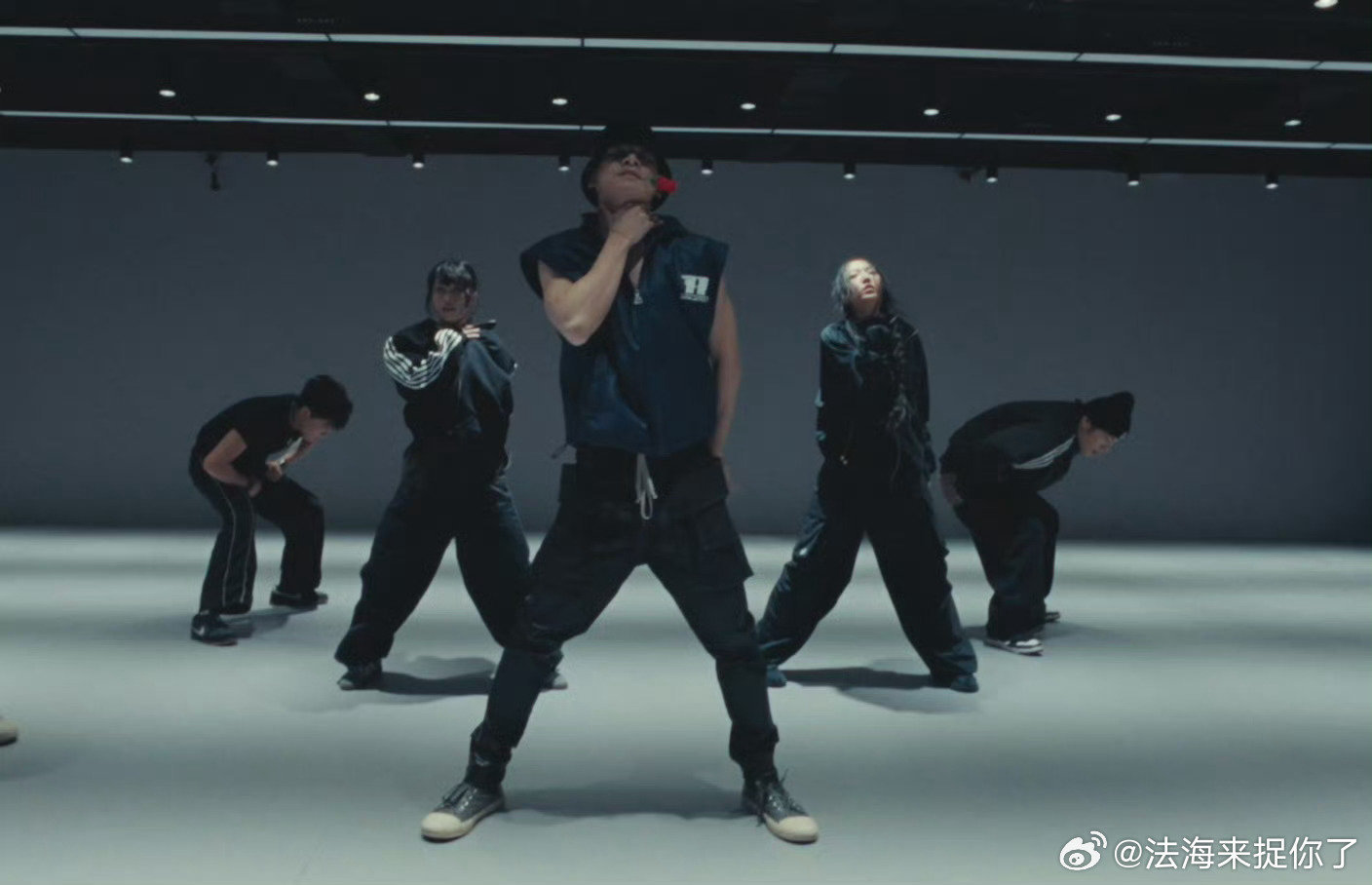 姚琛边跳舞边表演魔术舞蹈稳、魔术甜，姚琛把舞台玩出了新花样，每一秒都让人移不开眼