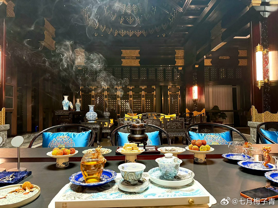 年轻人说瓷器红木是老登老土。看看你们追逐时尚限量高价买的拉布布公司那个老板的茶室