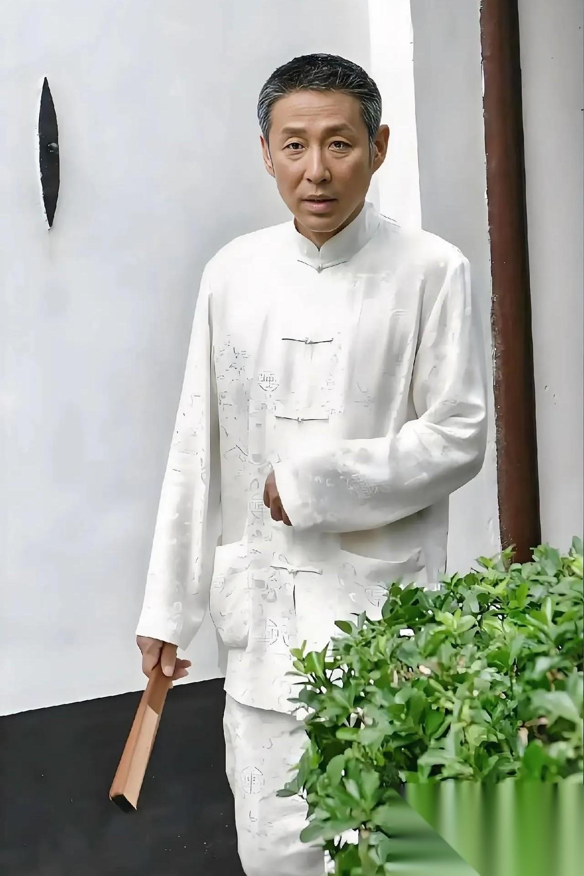 陈道明说：“男人离婚，如果你没钱，后果也很难再找，基本上是孤家寡人了。”这话听着