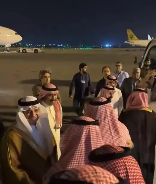 沙特一出手就是100亿美元，直接砸在巴基斯坦瓜达尔港，不是建清真寺，不是修公路，