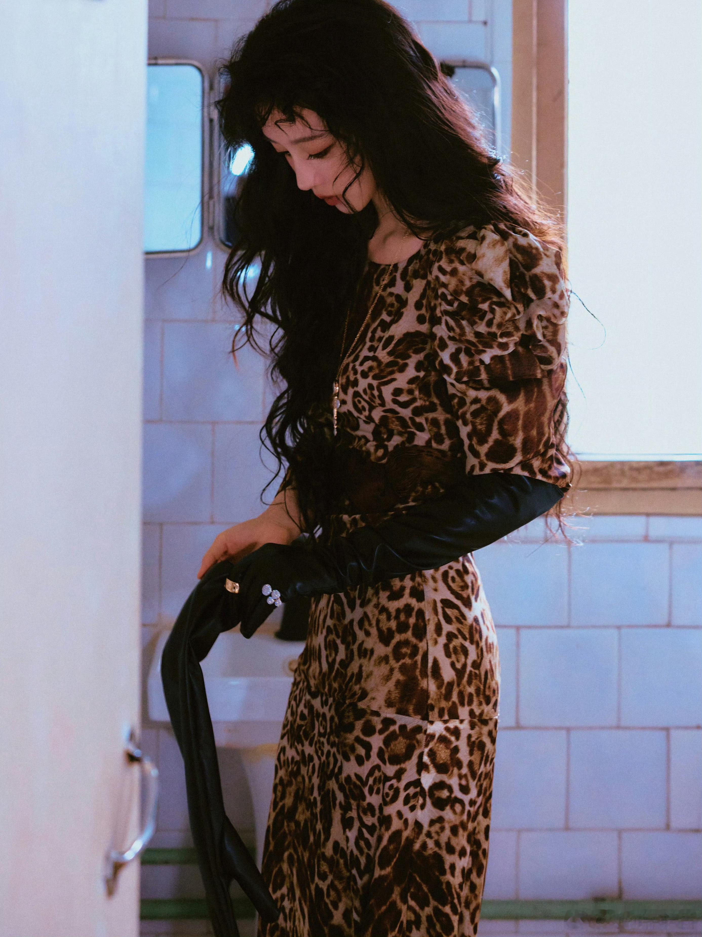 田曦薇将出席爱奇艺尖叫之夜 的造型，穿了Ronald van der Kemp 