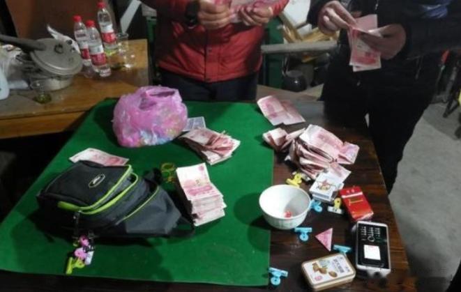 云南，一女子带2万多块到山上赌博，拿出2000块放赌桌上，另外18200块则藏在