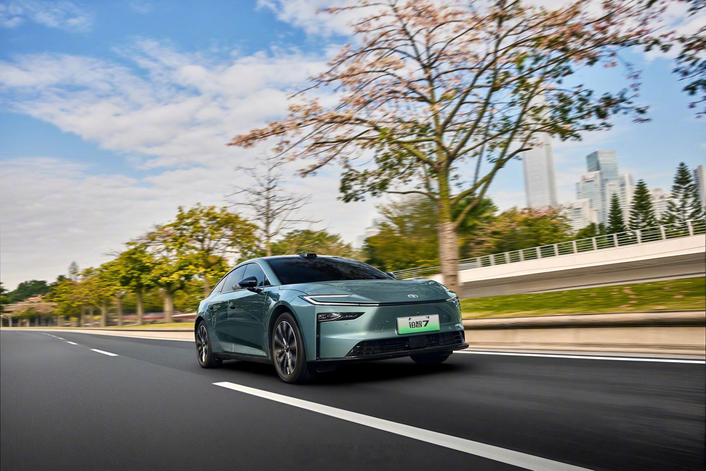 新车在设计上采用封闭式前脸和 C 型贯穿式头灯，车顶配备激光雷达，侧面为溜背造型