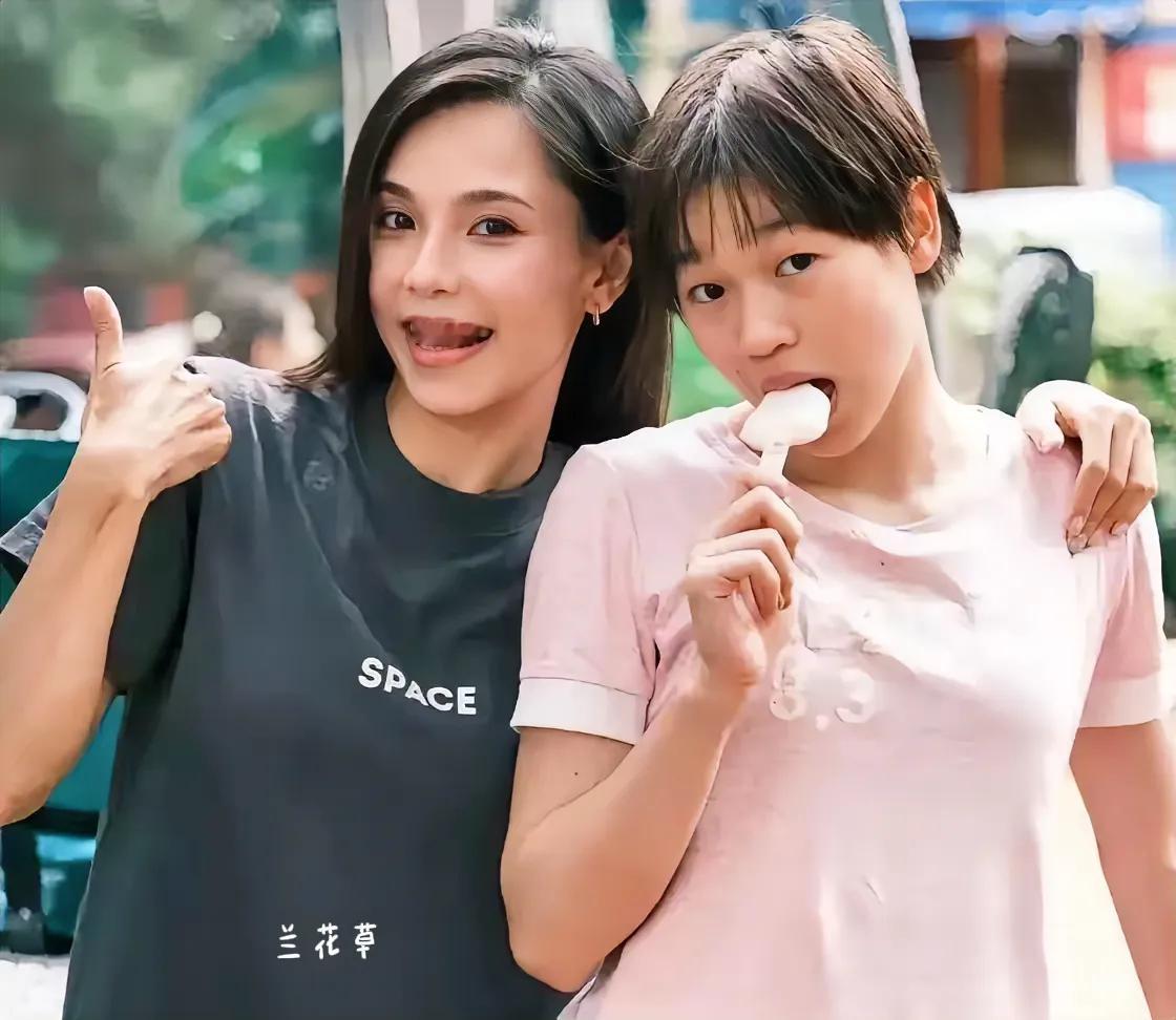 婵宝和嫂子（师兄谢思埸太太）共游长隆游乐园。
婵宝粉色衣服，嘴里含着奶油雪糕，娇