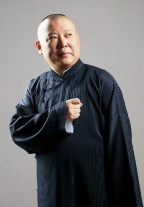 郭德纲很头疼，
不是因为卖不出票，
也不是因为徒弟又出事了，而是因为相声的传承遇