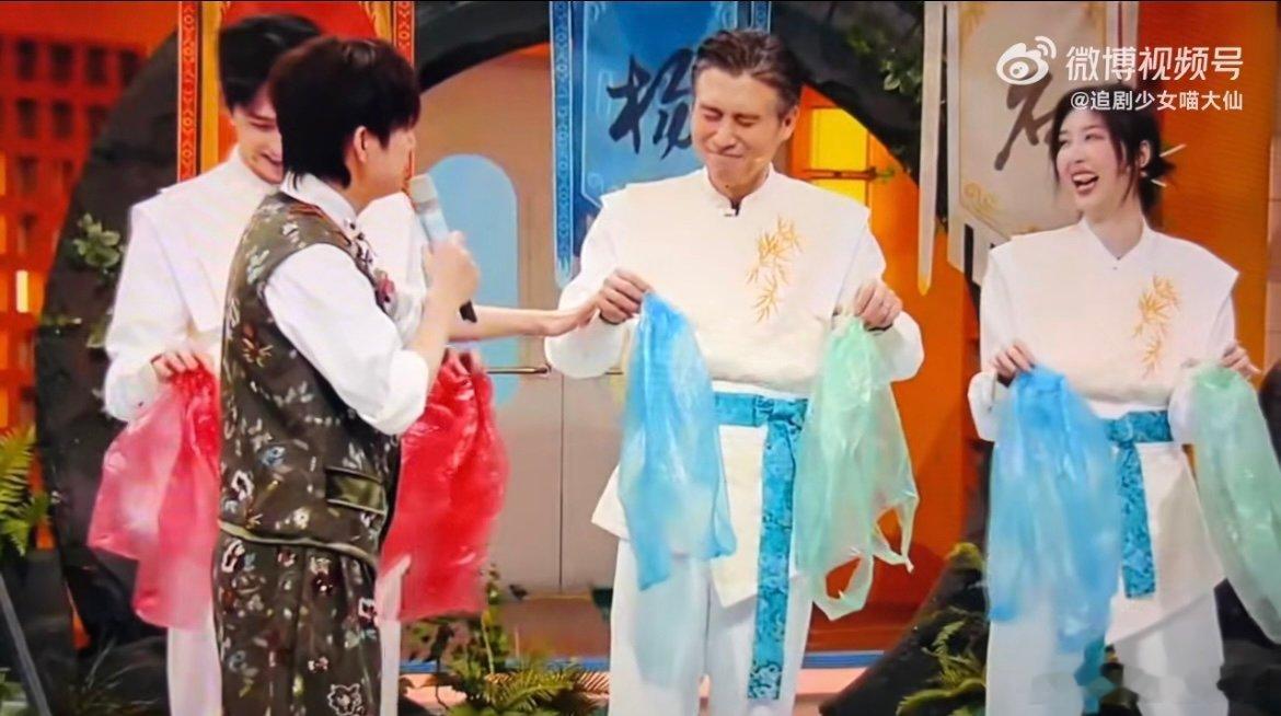 李乃文年龄居然比何炅小6个月谁能料到，舞台上活力满满的何炅，在年龄上比荧幕上成熟