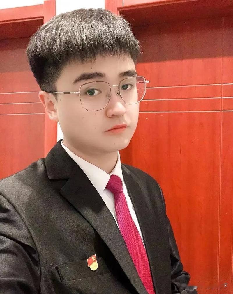 今天与读博士的儿子聊天！
儿子放了年假，天天在家写论文，也许是上学上成了习惯，那