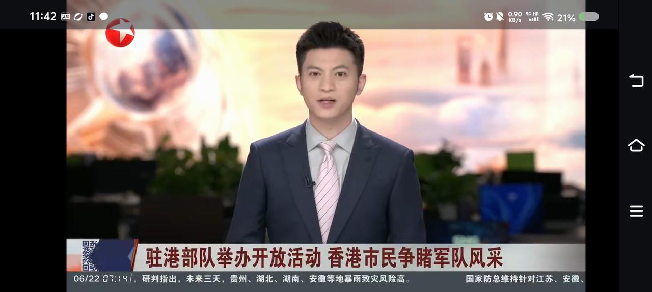 驻港部队开放日——
据报道，近日，驻港部队举办开放日活动。当地居民预约参观，了解