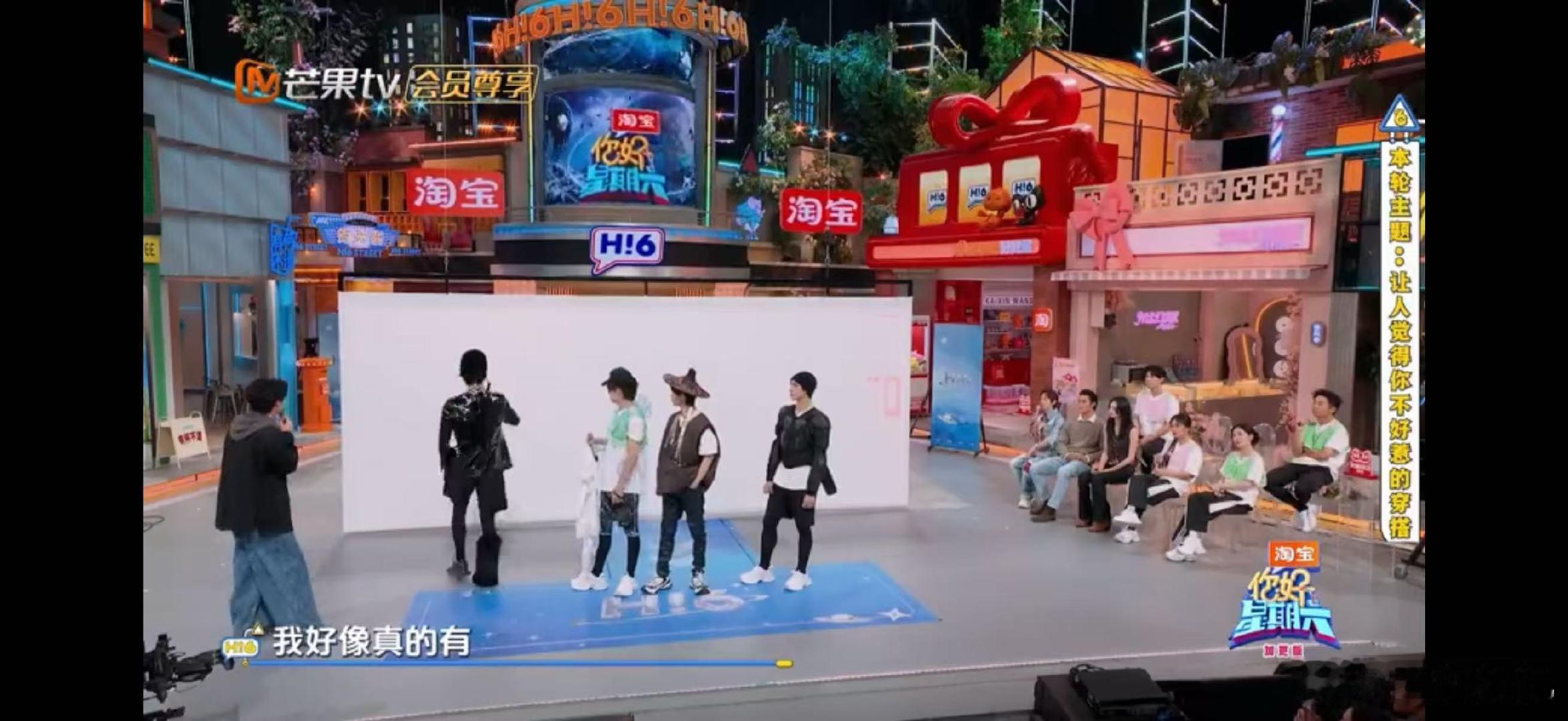 被张凌赫的颜值暴击了！戴不上的帽子都挡不住帅气，这就是顶级建模脸的底气～ 