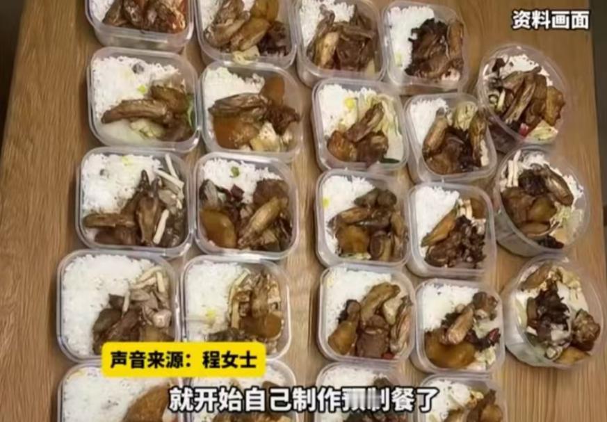在自己做饭和点外卖预制菜之间，有人选择了自己做预制菜。
网友分享，自己为了方便，