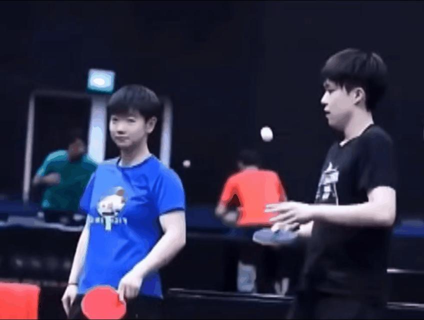 关于头哥那些迷惑的逗猫行为，
两人练着练着球，
头哥就这么水灵灵的在小豆包面前秀