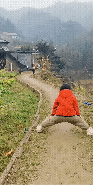 小黑是故意的，不过，它只是点到为止。
小黑惹不轻轻的碰她一下，小女孩的挡道就没有