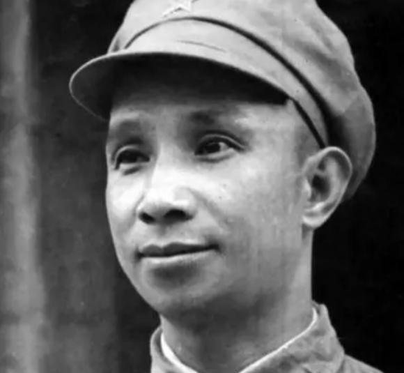 1942年，日伪军一师长派人给粟裕送了一包烟。粟裕不解，以为是敌人送礼，便饶有兴