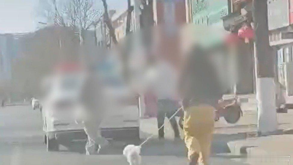 人民滴警车 人民来监督.很好 很好......凤凰新闻【官方通报“警车上下来3人