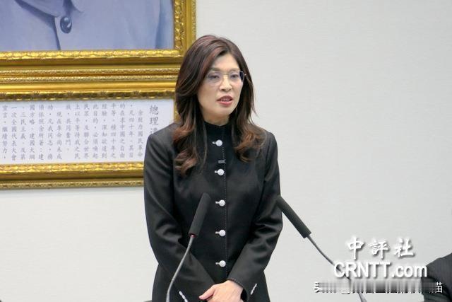 最飒最亲最美，还是咱们的中山装！
 
猫仔刷到郑丽文的一段视频，看完心里瞬间暖了