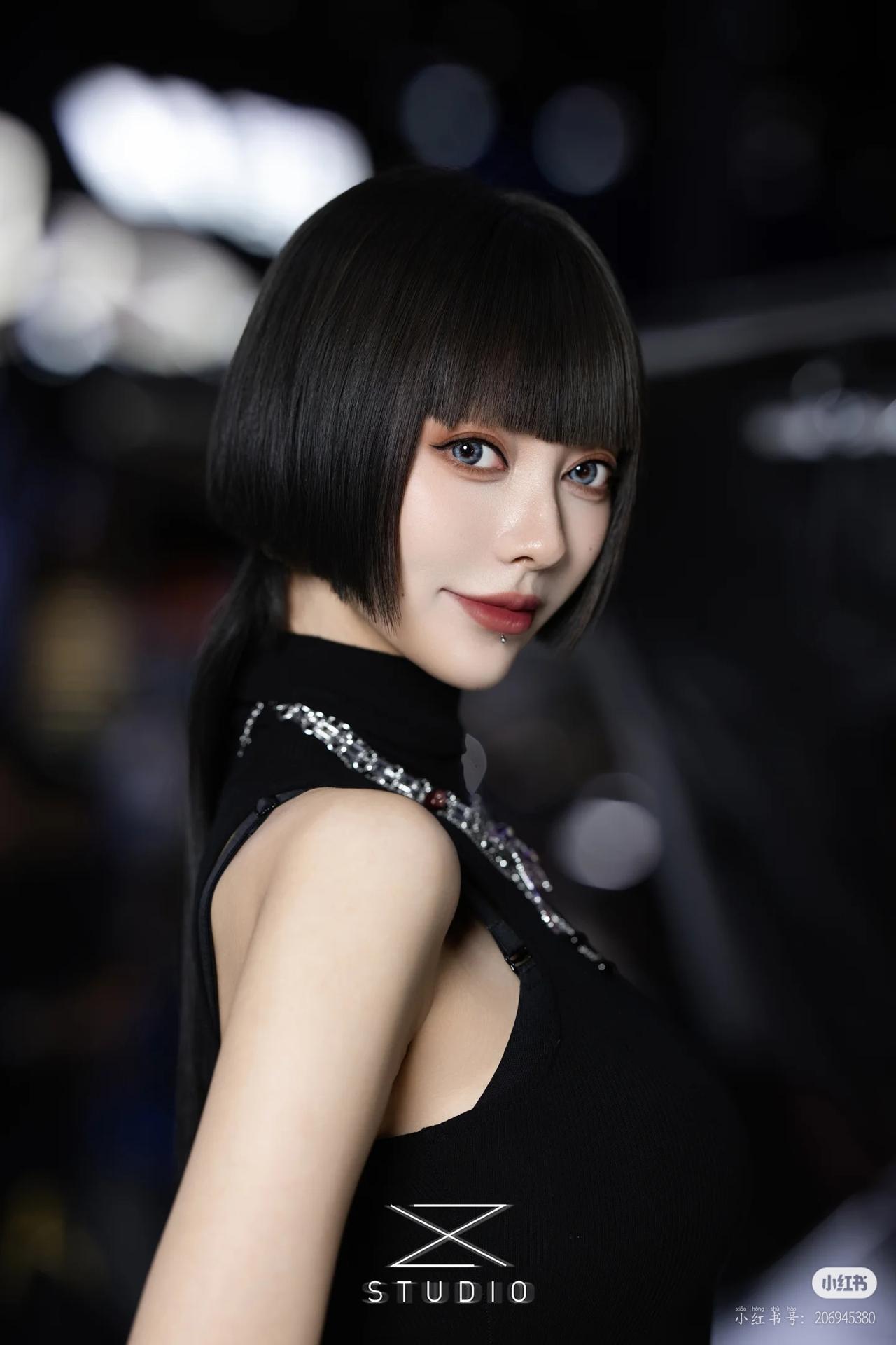 冬日生活打卡季美女车模蒲曲穿搭写真