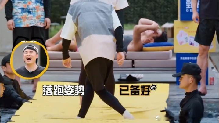 鹿晗开始即结束鹿晗水上跑步手脚并用哈哈哈哈哈 起跑动作很帅，跑起来很衰。鹿晗手脚