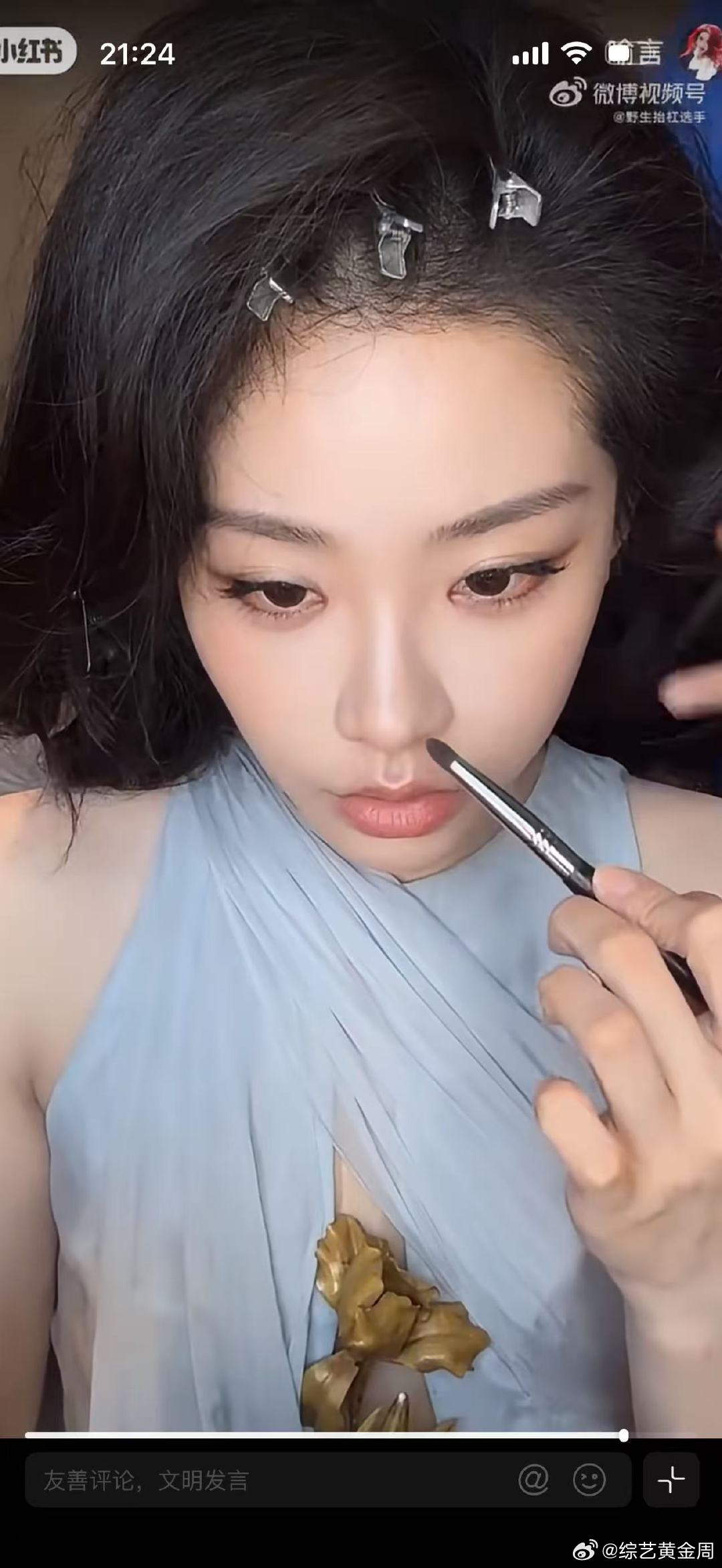 喻言在飞机上化百花奖红毯妆容喻言自己化的百花奖红毯妆容 绘画讲究光影明暗，化妆同