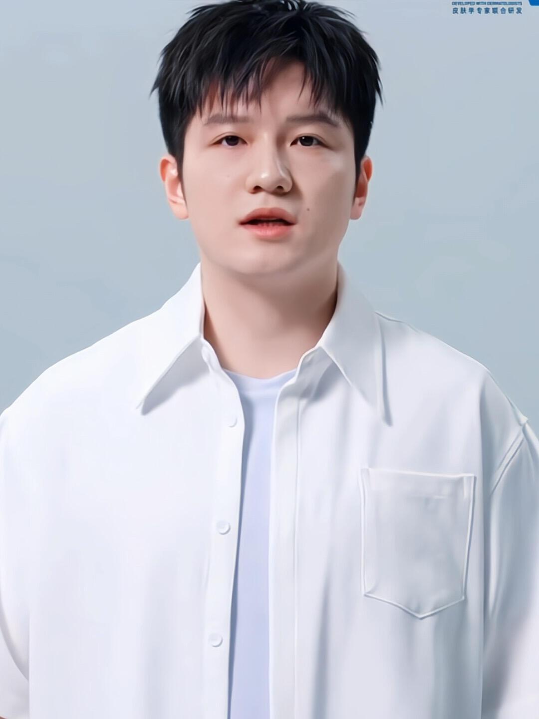 樊振东学长出来站台了，很美好的东哥，白净而温柔，别样的帅气十足！
大家多多宣传我