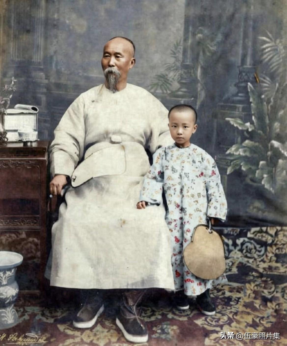 1880年，天津直隶总督府内，晚清重臣李鸿章和最宠爱的孙子李国雄的合影。李国雄是