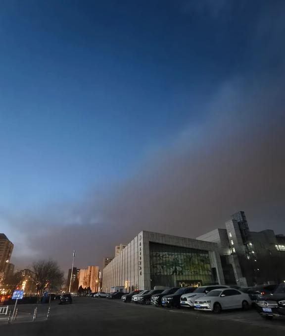 北京的沙尘暴来了，明天谁还出门？
沙尘暴别太夸张
下班看见天边还在想不能是沙尘暴