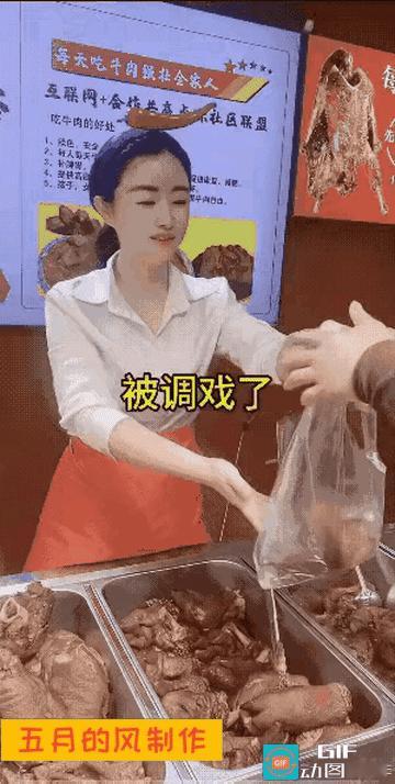 我家附近有家熟食店

女老板美如西施

生意也是格外火爆

吸引很多老顾客光顾