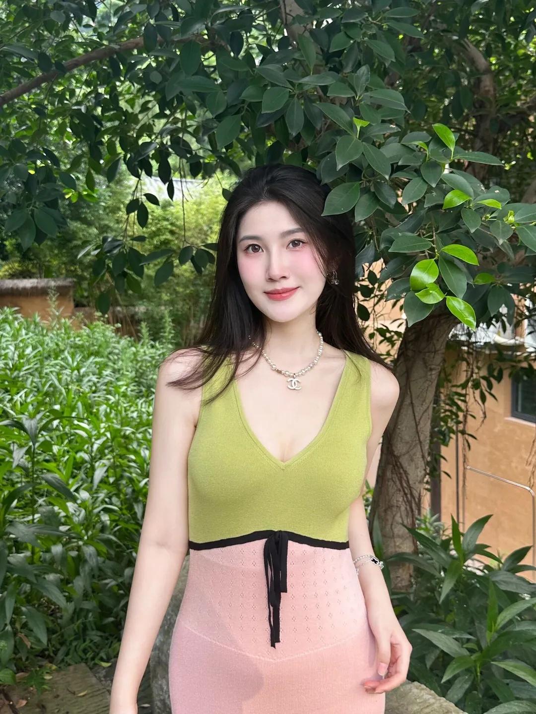 绿意蔓延的午后，你坐在石阶上，托腮浅笑，像从旧时光里走出的温柔诗行。黄绿与粉裙交