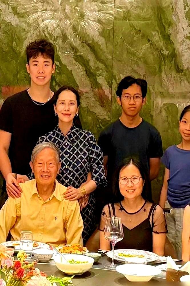 嘲笑海清长皱纹、贾玲肚子长肉的人，压根没看懂她们兜里的底牌。
　　看客拿放大镜挑