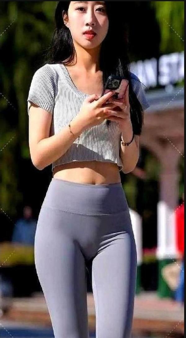 最近，网络上因为一条瑜伽裤吵得不可开交。有人认为它过于贴身，看起来像“裸奔”，也