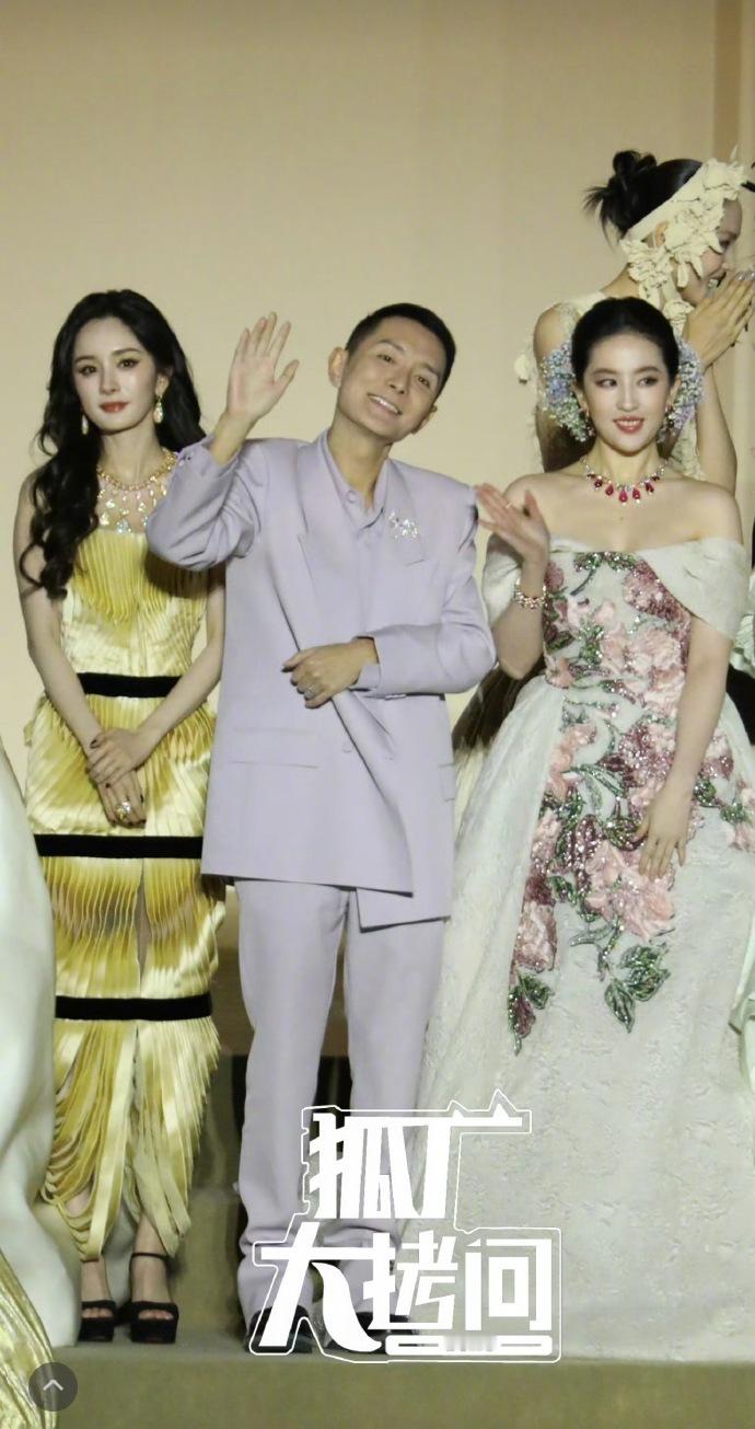 VOGUE大合影VOGUE大合影 杨幂刘亦菲在刘冲一左一右 ​​​