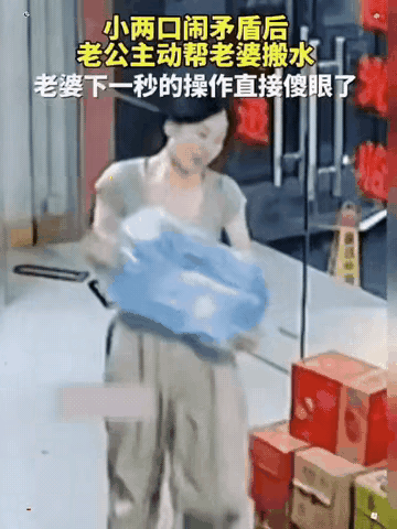 因家庭琐事，夫妻间吵了一架，随后冷战了三天……这天，老婆搬着水桶来到小超市门前，