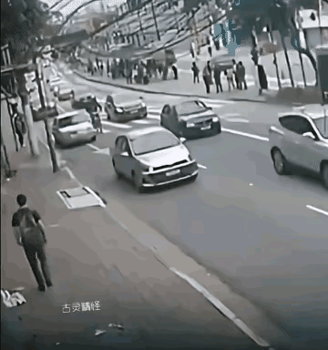 都是头脑一热带来的后果，所以说：冲动是魔鬼，不知道这两位到底谁就地卧倒了。