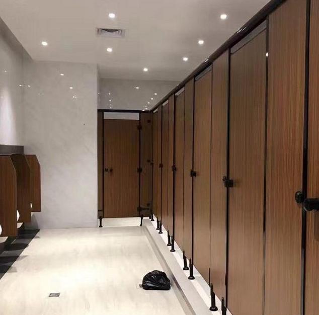 广东东莞，一男子与一失足女相约在一公厕内发生关系后，趁对方不备，一把将对方放在马