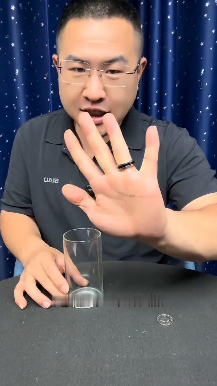 过节吃饭露一手，给老爸变魔术。
教你一招，聚会聚餐的时候在饭桌上跟朋友露一手，会