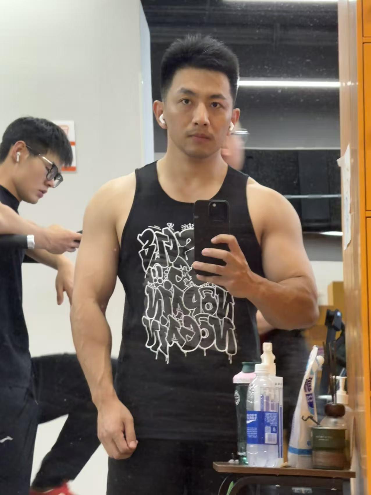 男生有好看的腹肌是怎样的体验 高高瘦瘦的帅哥和肌肉男你喜欢哪种