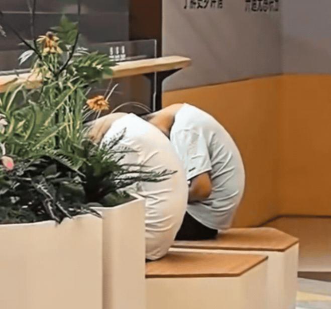 “彻底废了！”山东，一名女子逛商场，看到不远处有两个男孩低着头不知道在干什么，于