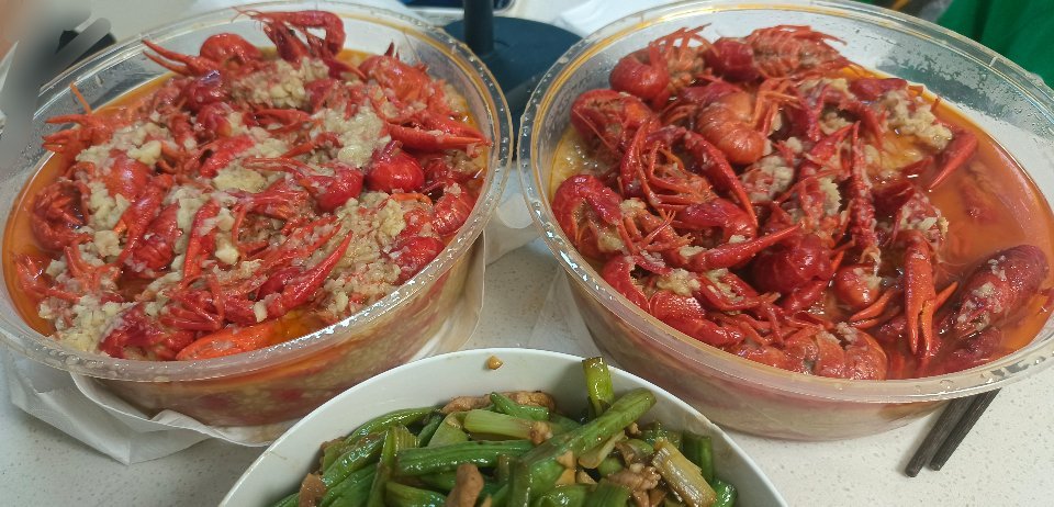 今天的晚餐小龙虾盛宴咱也奢侈一把