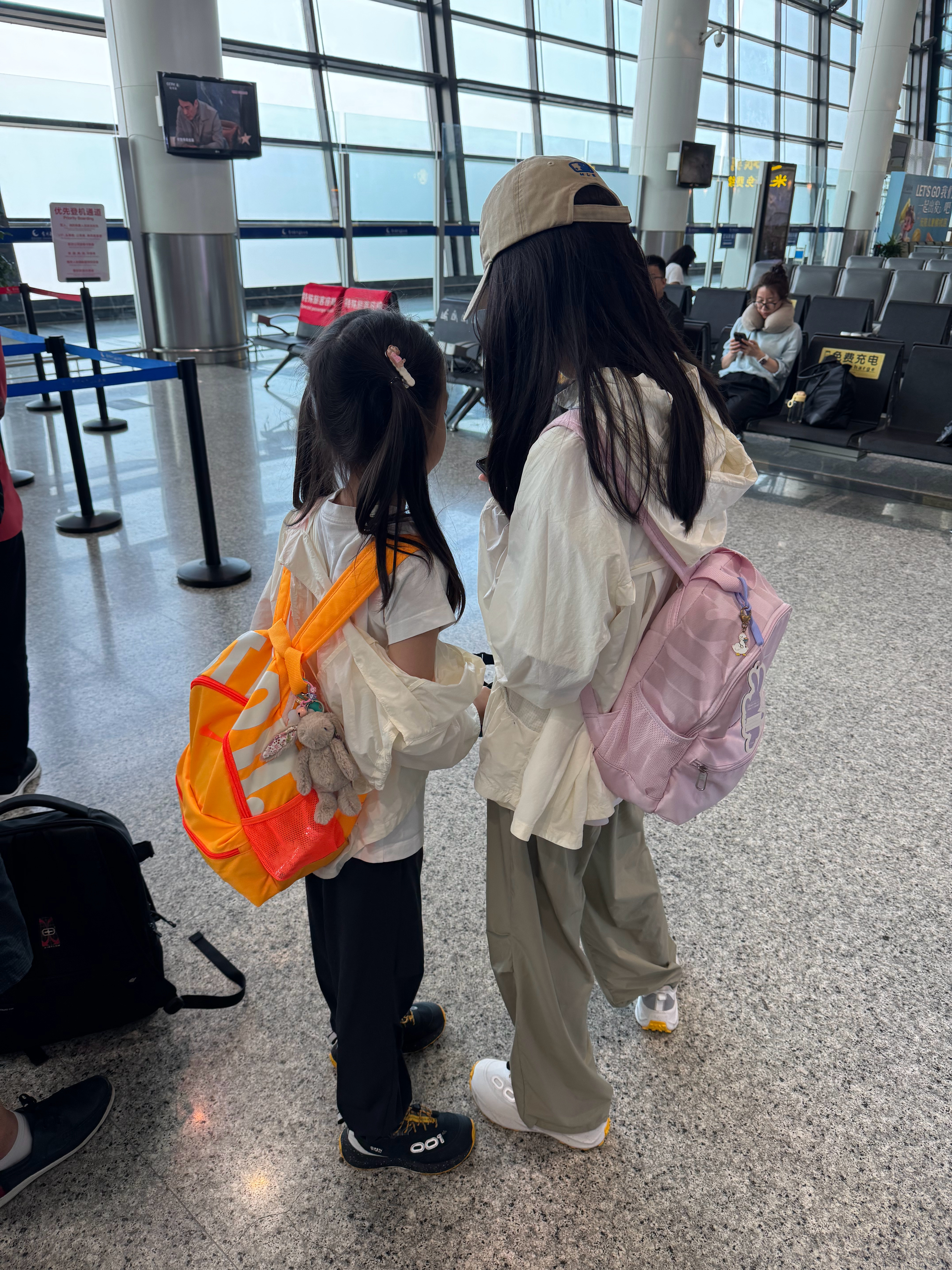 出发开启进藏之旅、一会飞到成都休息一晚、明天一早飞林芝。小女儿开学二年级身高1.