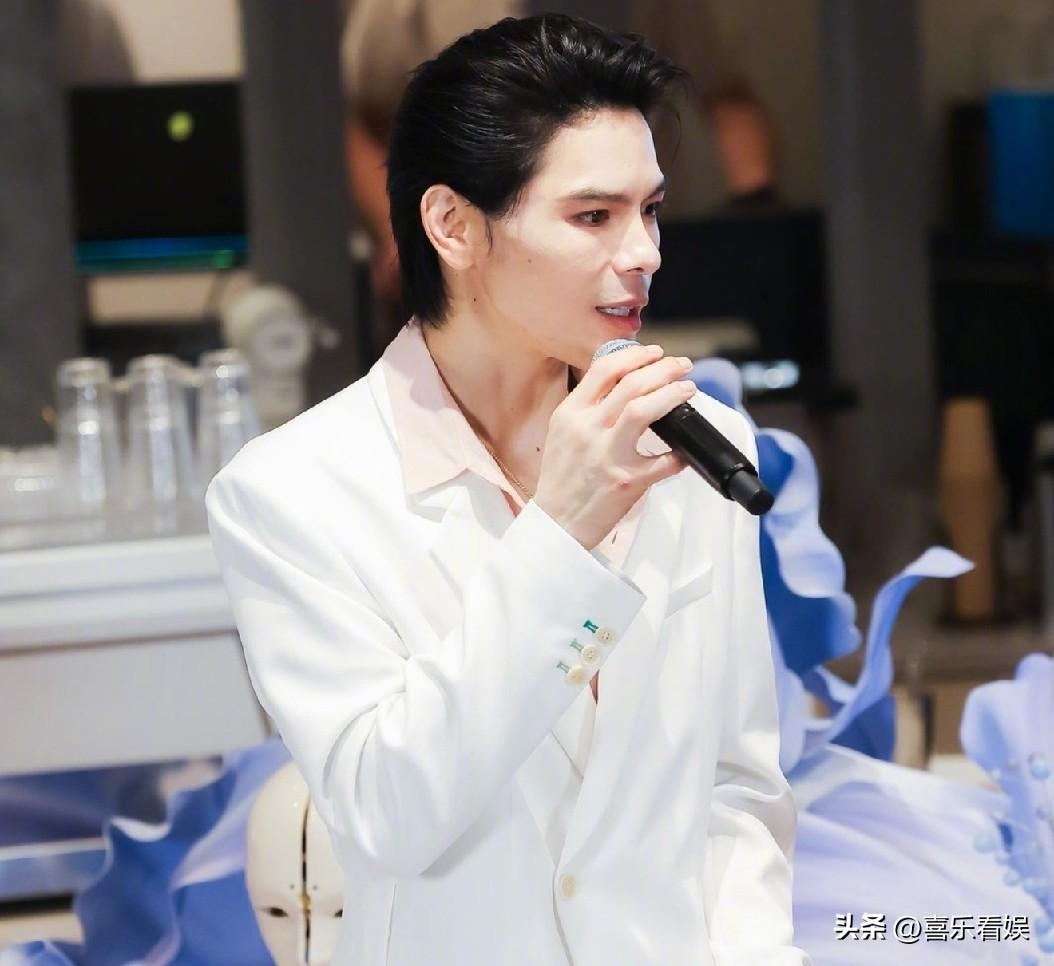 向佐，开心发文！
 
6月28号晚上，向佐又冲上热搜，原因是他在杭州开粉丝见面会