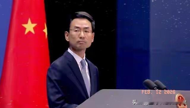 就在高市早苗狂言涉台底线的瞬间，北京的通稿里，“日本政府”四个字突然消失，换成了