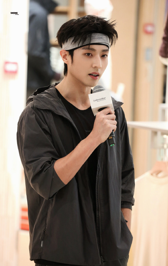 陈靖可运动系男友 陈靖可运动造型鲨疯了！发带一戴活力值拉满，满满的少年感快溢出屏