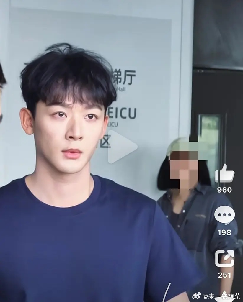 张晚意路透，看起来离得好近 