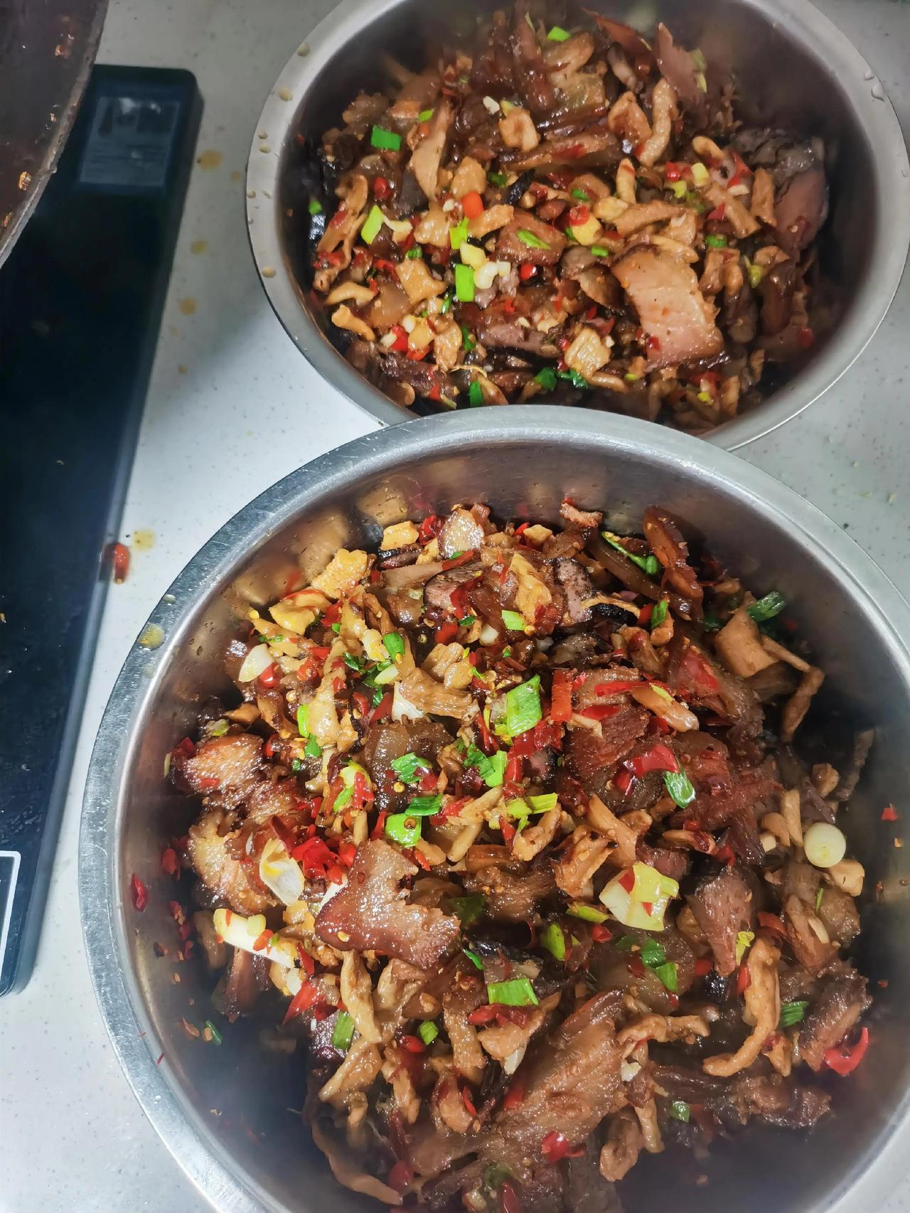 公司食堂家常菜菜谱：
腊肉炒萝卜干
猪肉炒花菜
素炒菜花苔。

张雪峰的谢幕让我