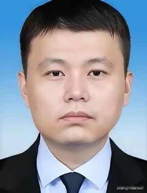 2006年，广东顺德海关的一名普通公务员晚上回到家，悄悄对妻子说：老婆，我的银行