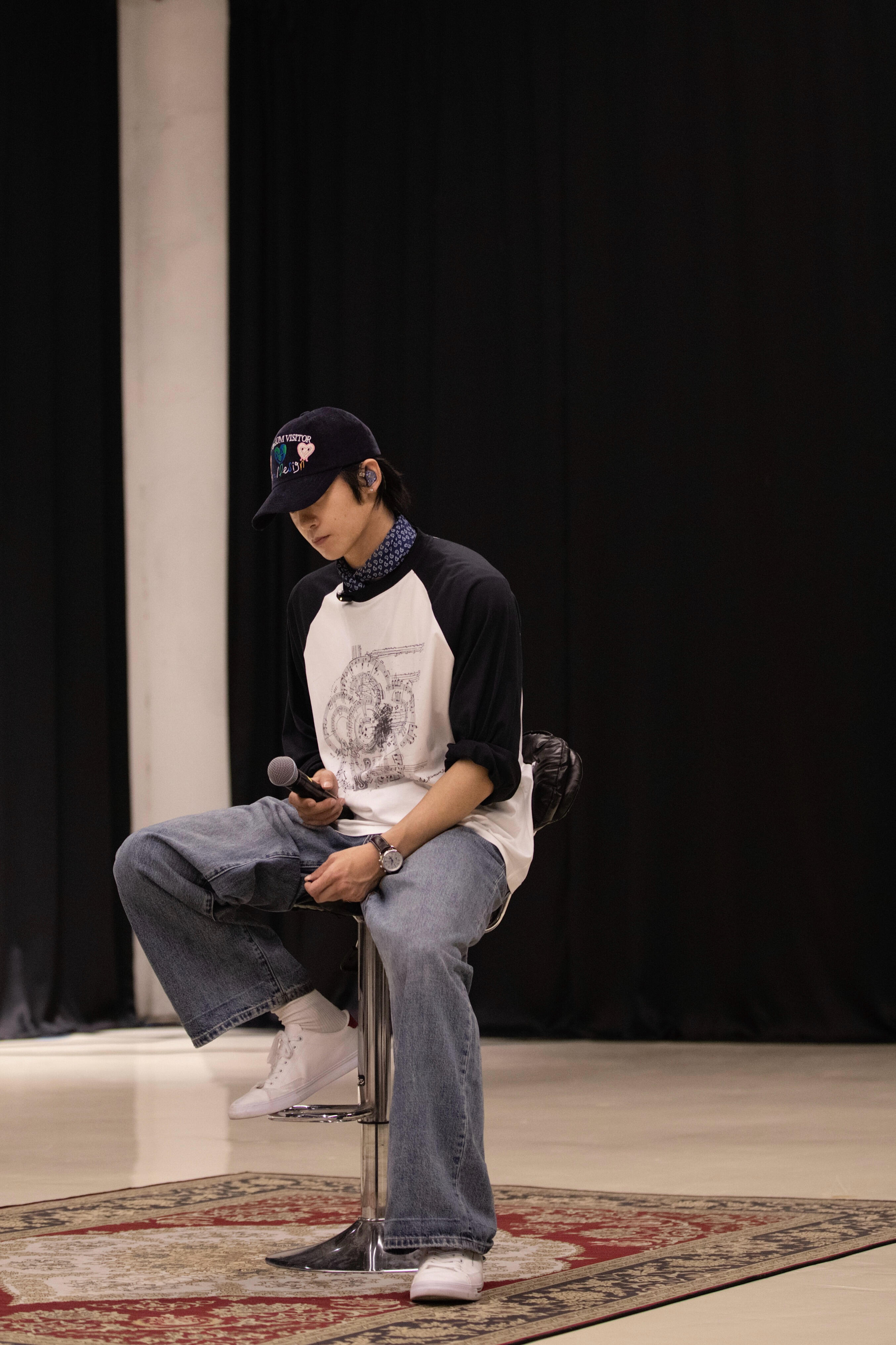 于适最新摆拍照来了，适诗成都下周见，演唱会顺利啊