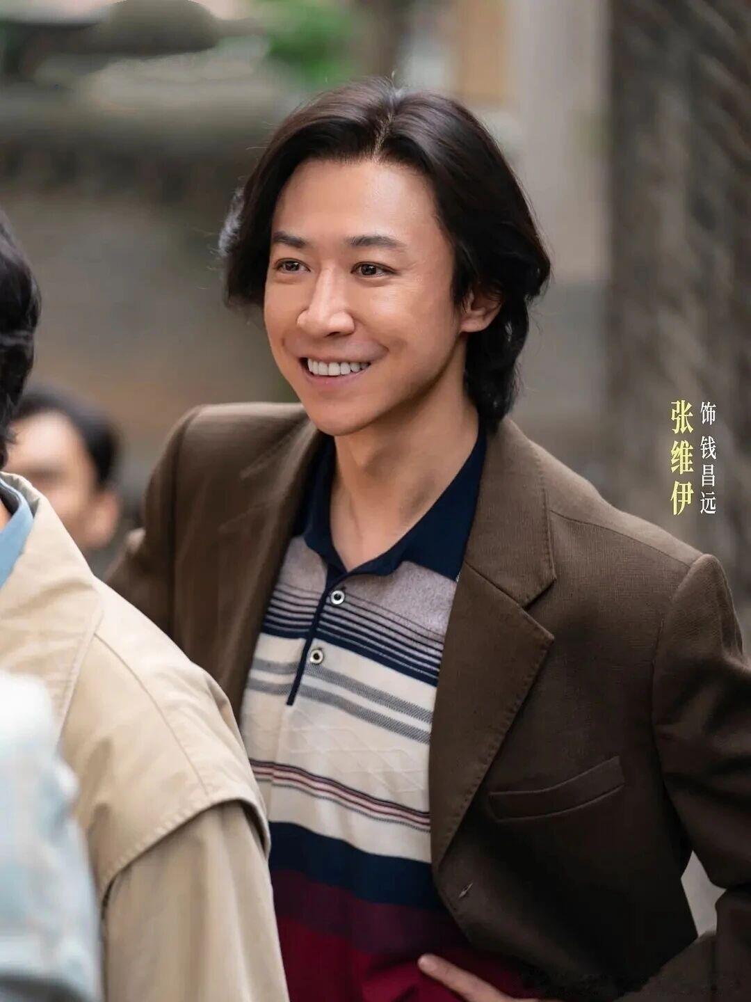 张维伊回应小城大事造型造型很符合那个时代年代感，而且剧是真的好看啊 