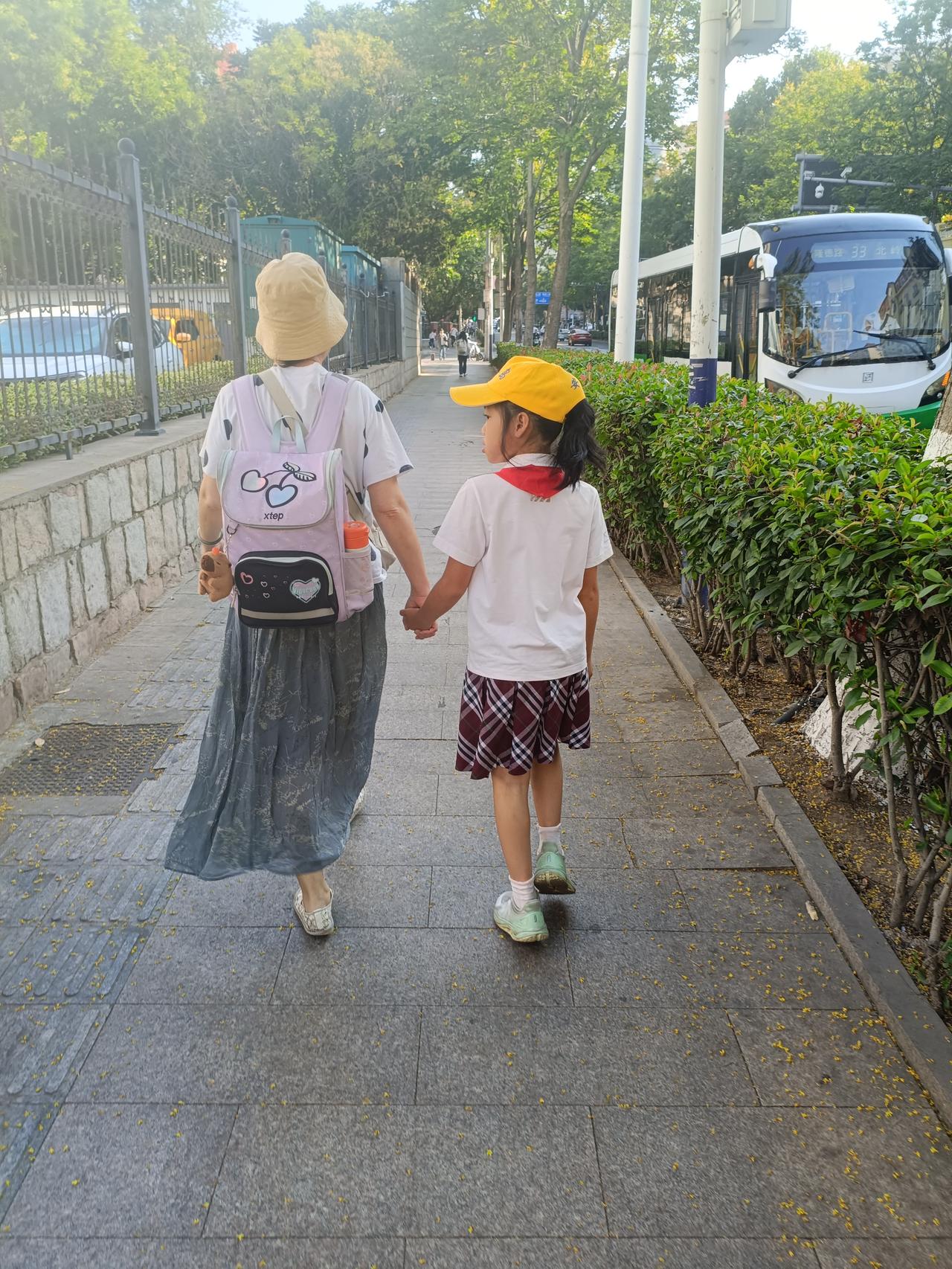 养女儿好还是养儿子好，一直都是众说纷纭。

    记得80年代末的计划生育年代