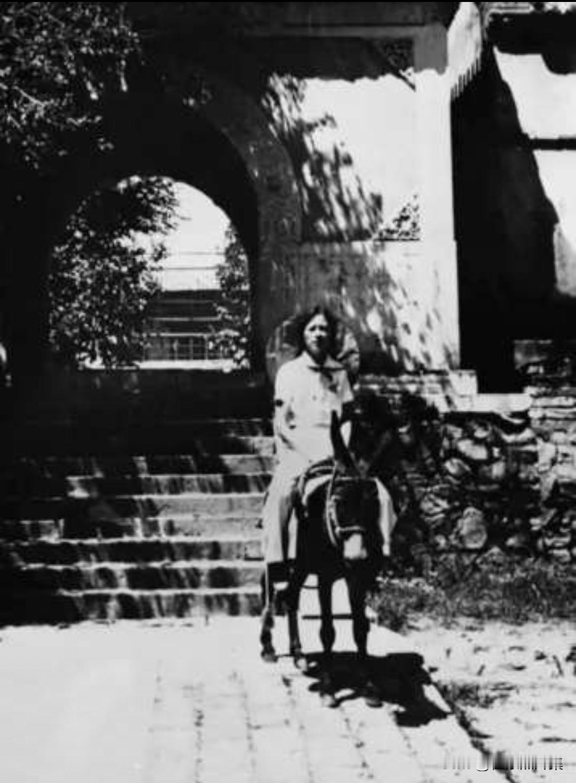 1930年代，林徽因和梁思成在中国营造学社期间进行古建筑考察期间骑驴的老照片，又